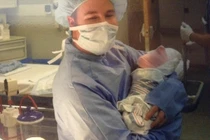 Loạt ảnh xúc động những người cha bế con vừa ra đời