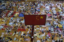 Hàng ngàn sinh viên nằm ngổn ngang tránh nóng mùa hè