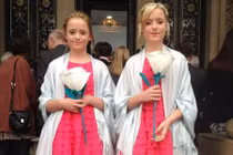 Tử vong vì vô tình thắt cổ bằng dây áo choàng 