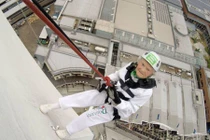 Ngưỡng mộ cụ 101 tuổi đu dây lập kỷ lục thế giới