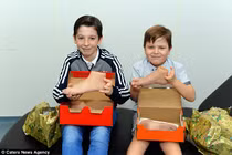 Quà Giáng sinh ý nghĩa của 2 bé bẩm sinh không chân