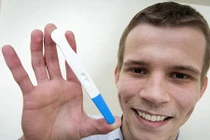  Phát hiện ung thư tinh hoàn bằng que thử thai