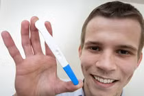  Phát hiện ung thư tinh hoàn bằng que thử thai