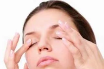 5 cách thư giãn giúp dân văn phòng có đôi mắt long lanh