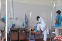 Bác sĩ giẫm lên giường bệnh nhân ở Phú Thọ gây xôn xao
