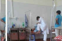 Bác sĩ giẫm lên giường bệnh nhân ở Phú Thọ gây xôn xao