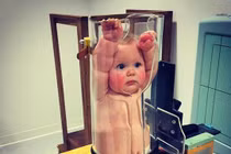 Sự thật hú vía bức ảnh em bé bị nhét trong ống nghiệm