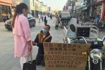 Xót xa cô gái bán cái ôm cứu bạn trai ung thư