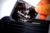 Những cách dùng bao cao su ngốc nghếch mà đàn ông vẫn làm