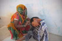 Cậu bé mắc bệnh hiếm gặp không thể nâng thẳng cổ 