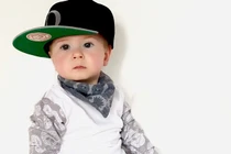 Cậu bé cụt tay làm mẫu nhí thời trang chất lừ