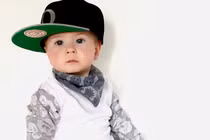 Cậu bé cụt tay làm mẫu nhí thời trang chất lừ