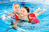 Mẹo dạy con tập bơi giỏi như Ánh Viên SEA Games 28