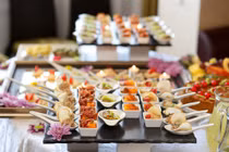 Mẹo ăn uống chống ngấy khi dự tiệc buffet cuối năm