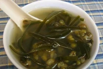 Trổ tài nấu chè đậu xanh rong biển giải nhiệt