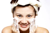 8 kiểu rửa mặt sai bét khiến da bạn khô sần, nổi mụn