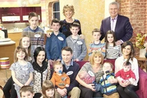 Hình ảnh gây chóng mặt về gia đình 18 đứa con lít nhít