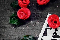 Tự tay làm bánh hoa hồng tặng bạn gái nhân ngày 8/3