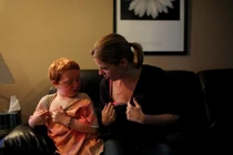 Hình ảnh gây xúc động mạnh của mẹ con “chiến binh ung thư“