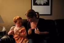 Hình ảnh gây xúc động mạnh của mẹ con “chiến binh ung thư“