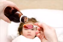 Trẻ có thể bị co giật, lú lẫn do uống siro ho