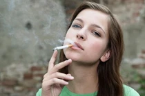 Vùng kín bị thuốc lá phá hoại khủng khiếp như thế nào?