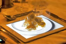 Nhà hàng kỳ quặc bắt khách ăn trên ipad, xẻng xúc rác