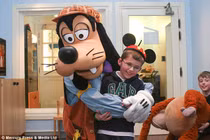 Xót xa bé trai phải bỏ đôi mắt để thoát khỏi ung thư