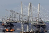 Video: Cầu 64 tuổi bị đánh sập trong chớp mắt tại Mỹ