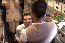 Đang phục vụ, nữ tiếp viên "sốc ngất" trước hành động của bạn trai