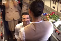 Đang phục vụ, nữ tiếp viên "sốc ngất" trước hành động của bạn trai