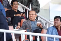 Video: Tới xem trận derby Thủ đô, thầy Park bị khán giả nhí "bao vây"