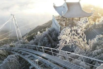 Video: Mưa và tuyết cùng rơi phủ trắng Fansipan