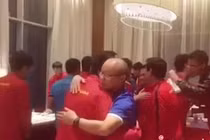 Video: Xúc động khoảnh khắc thầy Park ôm từng học trò sau chiến thắng