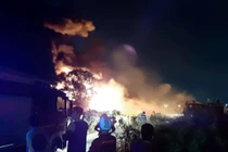 Video: Biển lửa bao trùm bãi xe ở Sài Gòn