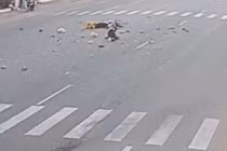 Video: Sang đường bất cẩn bị xe khách phóng tốc độ cao đâm nát xe