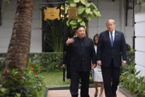 Video: Tổng thống Trump và Chủ tịch Kim Jong-un cùng bước ra vườn đi dạo