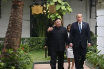 Video: Tổng thống Trump và Chủ tịch Kim Jong-un cùng bước ra vườn đi dạo