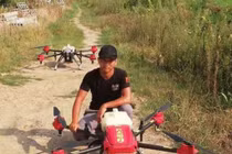 Video: Phi công lái drone - Nghề cực 'hot' ở nông thôn Trung Quốc