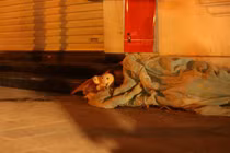 Video: Cám cảnh người vô gia cư chống chọi cái rét đêm đông Hà Nội