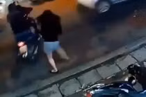 Video: Cô gái lao ra nhanh như cắt, tóm sống tên trộm xe máy