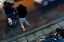 Video: Cô gái lao ra nhanh như cắt, tóm sống tên trộm xe máy