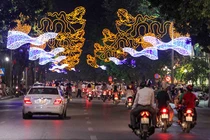 Trang trí đón Tết: Đèn LED phủ kín tòa nhà có an toàn cháy nổ?