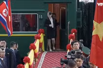 Video: "Bóng hồng" thứ 2 tháp tùng ông Kim Jong-un tới Hà Nội