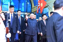 Video: Phút nghỉ ngơi hiếm hoi của ông Kim Jong-un sau hành trình tới VN