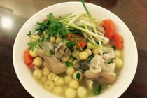 Video: Canh giò heo hầm hạt sen ngon, bổ dưỡng chống ngán ngày Tết