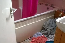 Câu chuyện gây phẫn nộ phía sau căn nhà ngập trong phân thối inh