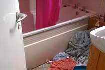 Câu chuyện gây phẫn nộ phía sau căn nhà ngập trong phân thối inh