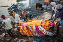 Video: Tung, ném tro tại lễ hội để bày tỏ tình cảm với người quá cố