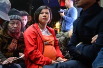 Video: Tối đi đẻ, 5h sáng bà bầu vẫn xếp hàng mua vàng thần tài